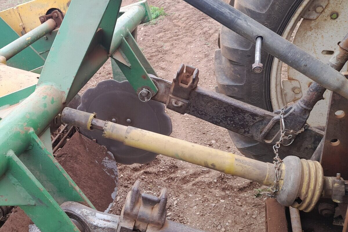 Une protection d'arbre à cardans d'une machine agricole endommagée. - Illustration L’absence de protection  d’arbre à cardans peut tuer