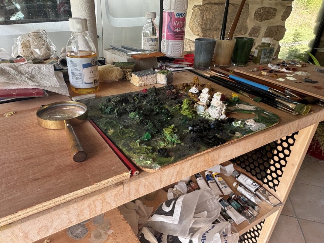 Une palette de peinture à l'huile sur un  établi