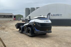 un robot Loadix devant une unité de méthanisation dans une exploitation agricole