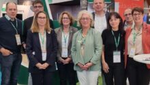 Des personnes sur un stand d'exposition dans un salon