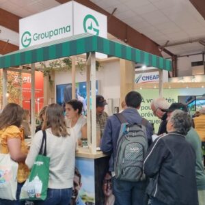 Des personnes sur un stand d'exposition dans un salon
