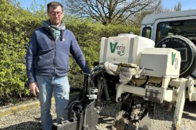 Un homme à côté d'un scanner de sol