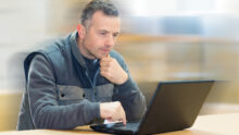 Un homme devant un ordinateur portable