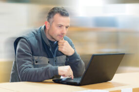 Un homme devant un ordinateur portable