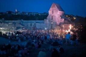 Un fest-noz devant un château