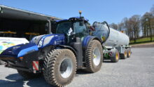 Un tracteur new holland methane power dans une cour