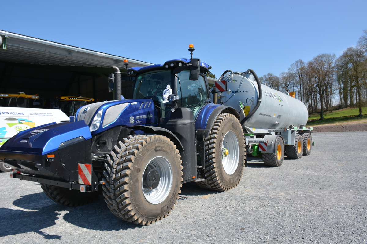 Un tracteur new holland methane power dans une cour - Illustration Tracteurs au biogaz : un potentiel encore freiné