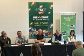 Des personnes à la tribune, au Space