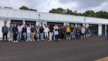 Des éleves devant leur école