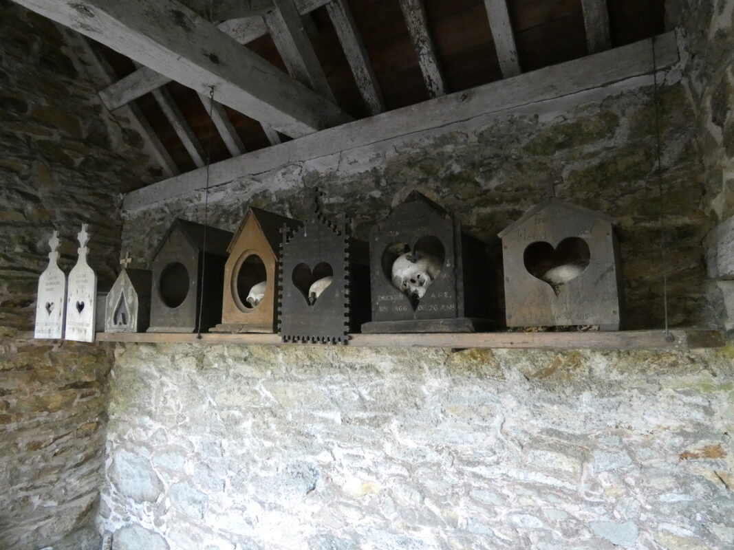 Alignement de boîtes à chef  dans l'ossuaire de Saint-Fiacre (22).