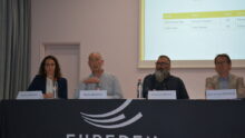 Quatre personnes à une tribine avec sur la nappe le logo Eureden
