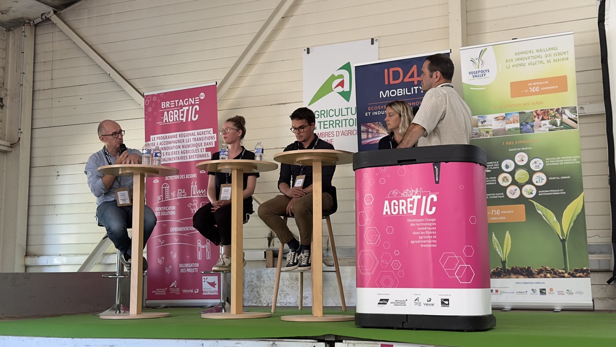 Trois personnes assises à des tables hautes et une autre derrière une banque d'accueil - Illustration Nouvelles technologies : Façonner l&rsquo;agriculture de demain avec les OAD