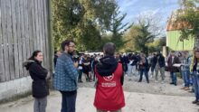 Des personnes en vistite d'une ferme