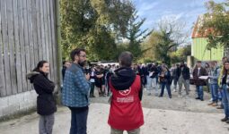 Des personnes en vistite d'une ferme