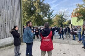 Des personnes en vistite d'une ferme