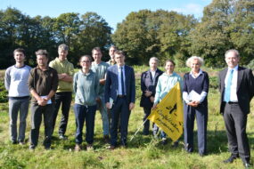 Groupe de personnes dans un champ