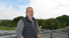 un homme sur un balcon