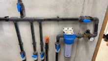 Circuit d'eau dans un bâtiment d'élevage de veaux de boucherie