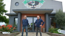 Deux hommes devant un magasin de vente à la ferme