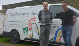 Deux prsonnes devant un fourgon