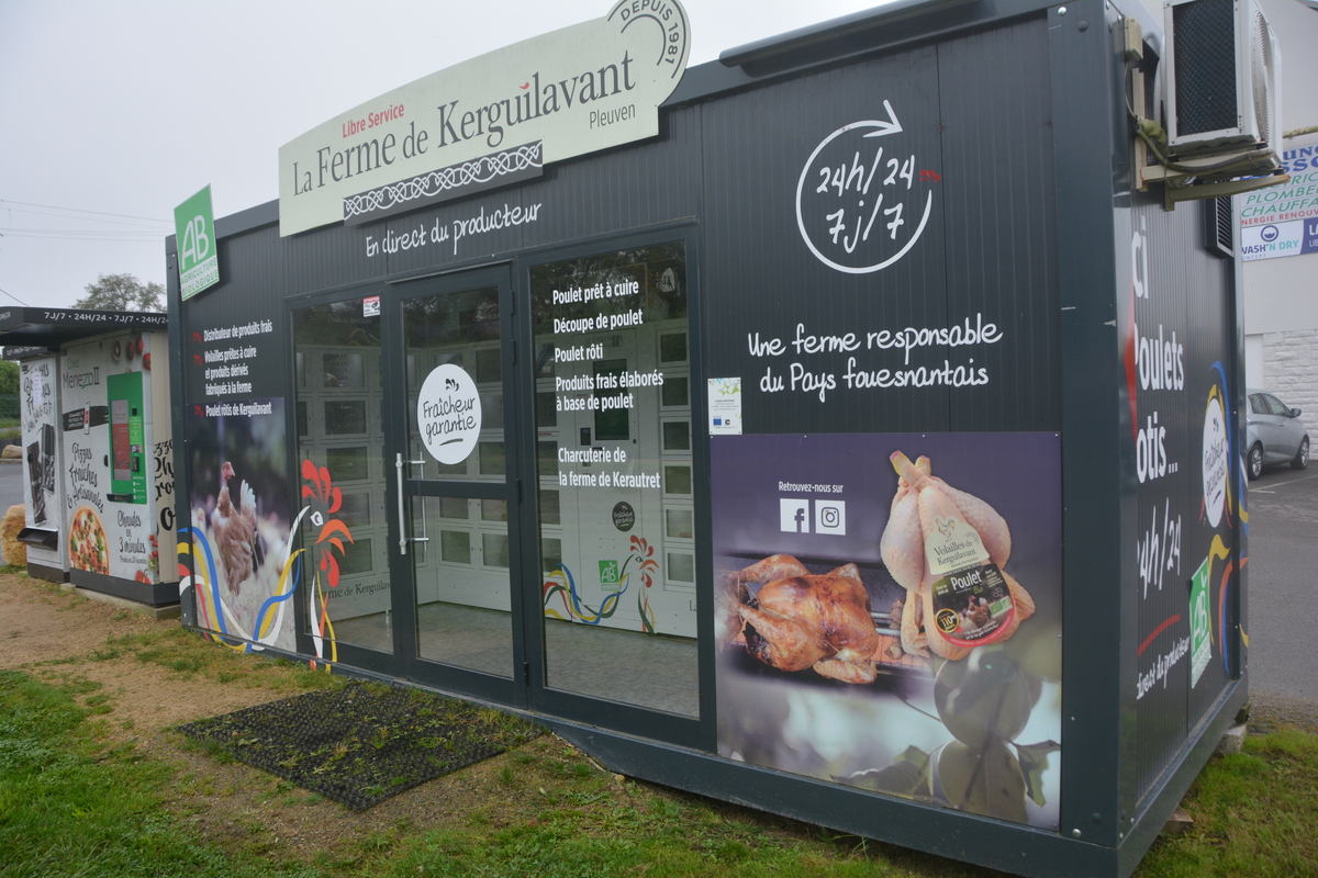 Un distributeur de vente de volailles en libre service 24 h sur 24