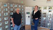 Deux femmes devant des casiers de libre-service alimentaire.en circuit vourt
