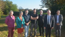 Des personnes posent dans un jardin