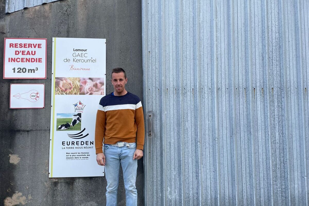 Un homme pose devant un bâtiment agricole - Illustration L&rsquo;engagement d’Eureden et  de ses adhérents pour le MPF