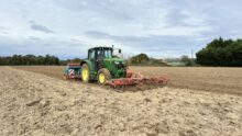 tracteur en train de semer des céréales