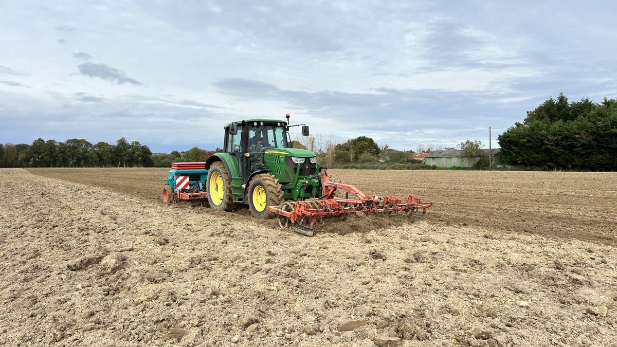 tracteur en train de semer des céréales - Illustration Le vibro remplace la herse rotative