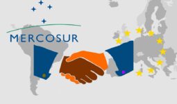Infographie du mercosur avec le monde et une pognée de main entre les Etats Unis et l'Europe