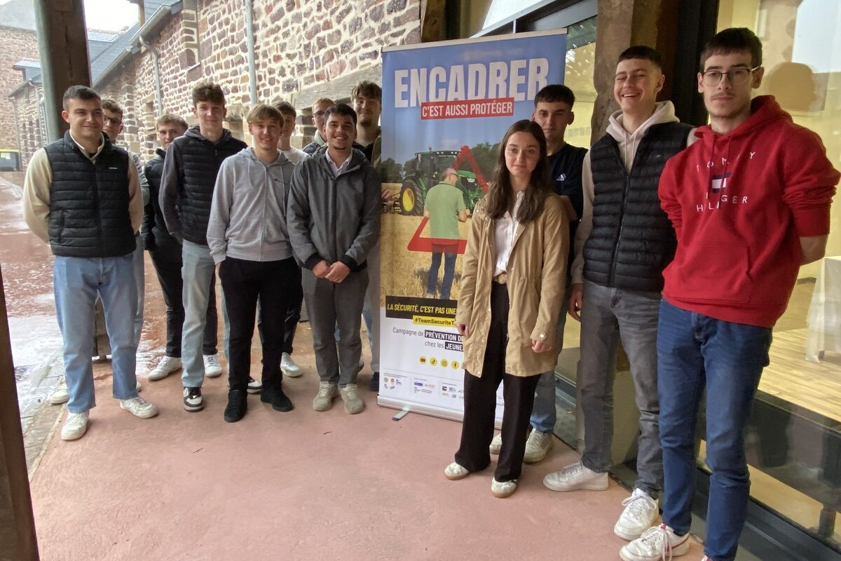 des jeunes étudiants autour d'un panneau 