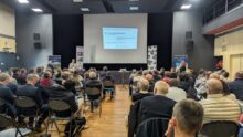 Une assemblée dans une salle devent un grand écran de projection