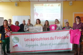 Des femmes derrière une bannière