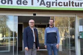 Deux hommes devant le bâtiment d'une chambre d'agriculture