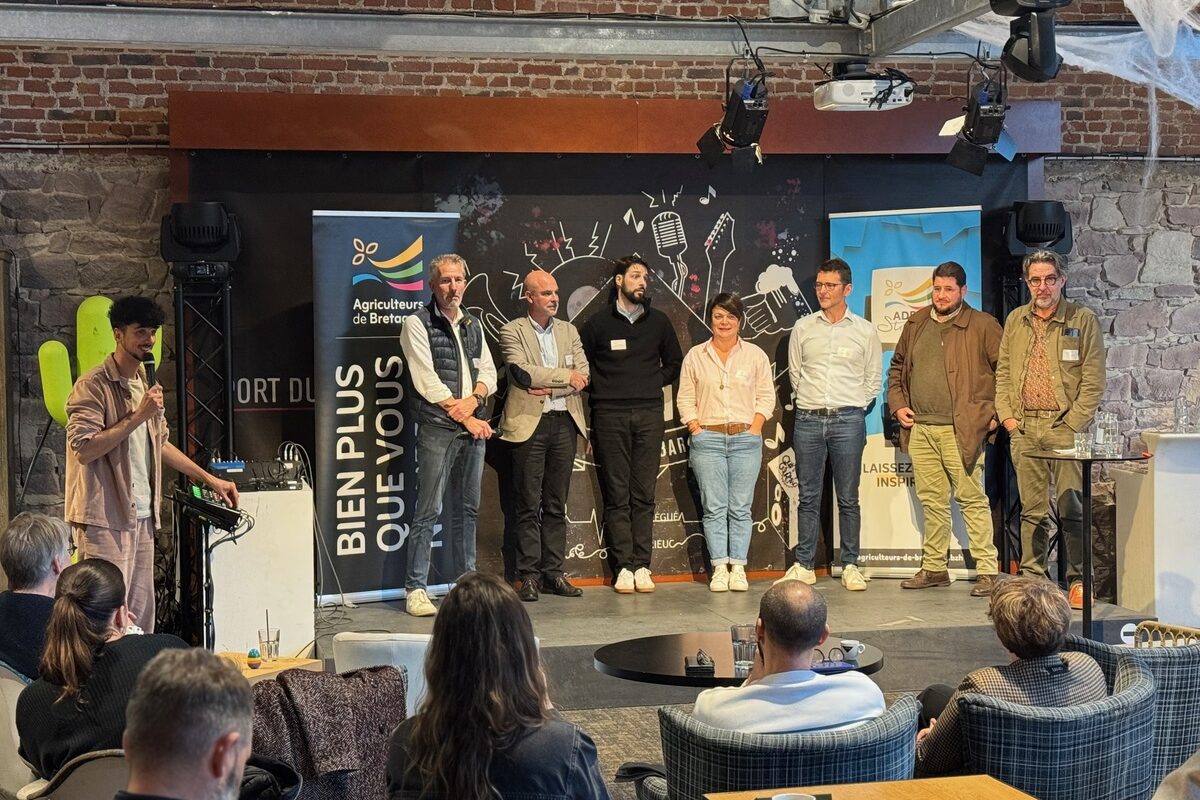 Un groupe de personnes sur une estrade - Illustration ADB Stories donnent la parole  à d’autres secteur d’activité