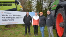 Quatre personnes devant du matériel argicole