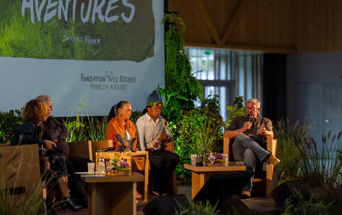 Des personnes assises pour une table ronde - Illustration À l’écoute des sons de la nature
