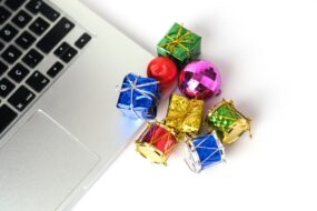 Un clavier d'ordinateur avec des minis cadeaux emballés avec du papier brillant de couleur