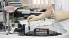 Gros plan sur une personne en train de faire des tests dans un laboratoire