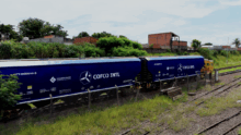 Une voie de chemin de fer au Brésil avec un train de marchandises