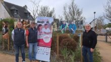 Trois hommes devant des affiches