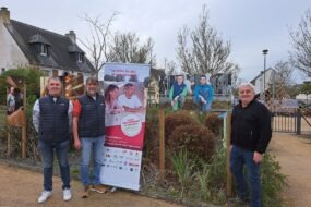 Trois hommes devant des affiches
