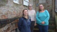 Des femmes devant une maison