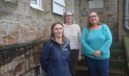 Des femmes devant une maison