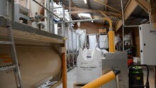 Un système de fabrication d'aliment à la ferme dans un élevage de porc