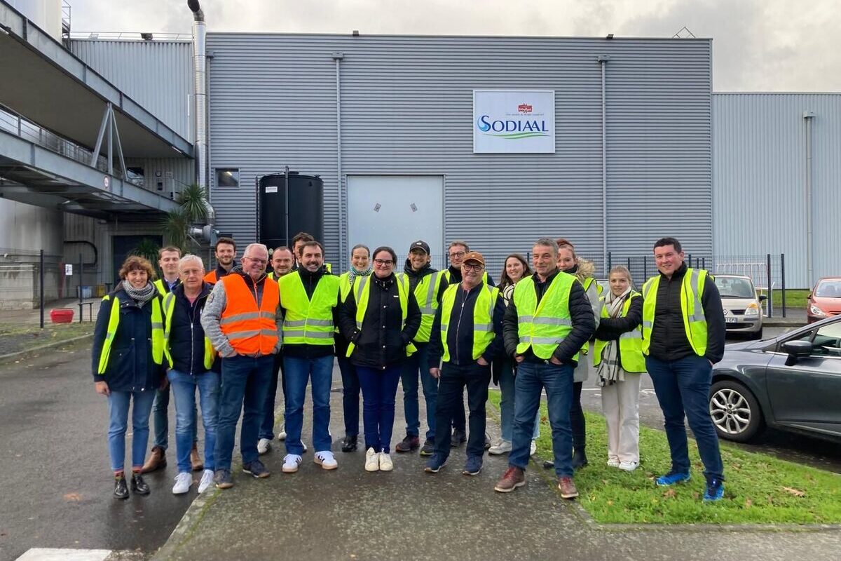 Des personnes avec gilets jaunes devant la laiterie - Illustration La Montbéliarde, atout pour l’industrie laitière