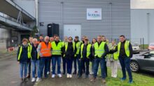 Des personnes avec gilets jaunes devant la laiterie