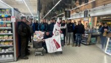 Des Jeunes Agriculteurs dans une grande surface