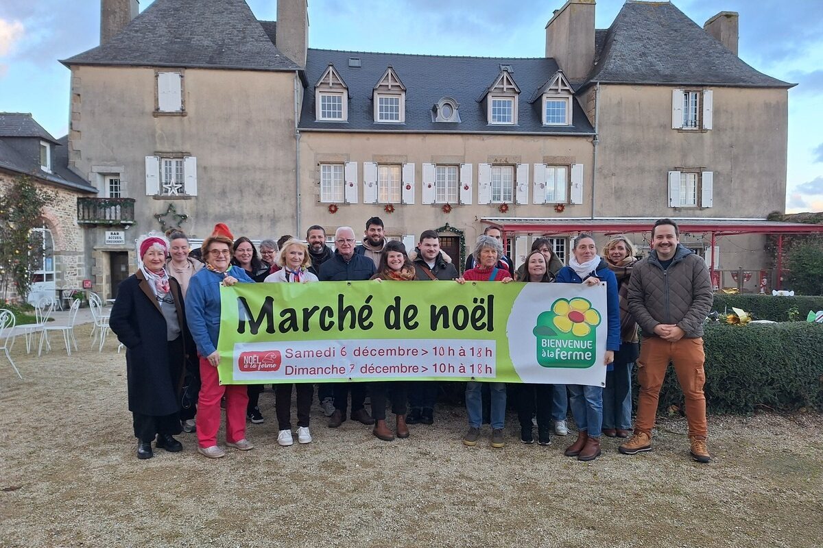 Un groupe tenant une banderole de marché de Noël à la ferme - Illustration Un marché de Noël  à la ferme